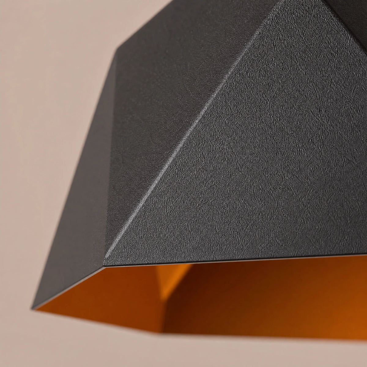 Suspension Géométrique Noire Intérieur Orangé 25cm - close-up détail matière
