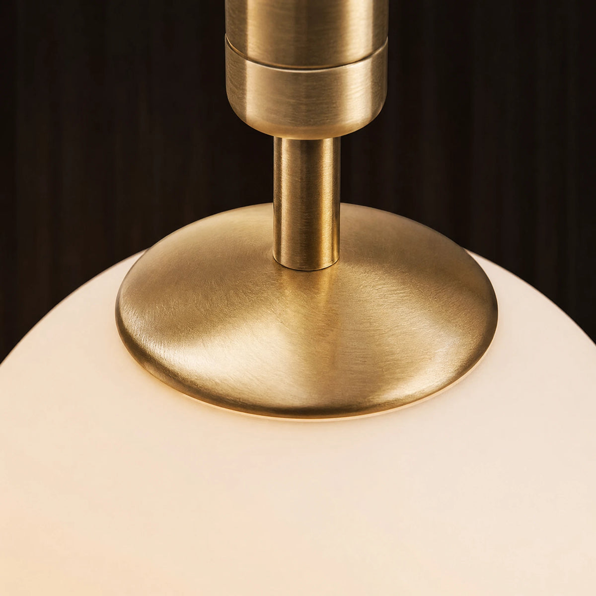Suspension Globe Verre avec Fût Cylindrique Laiton - close-up détail matière