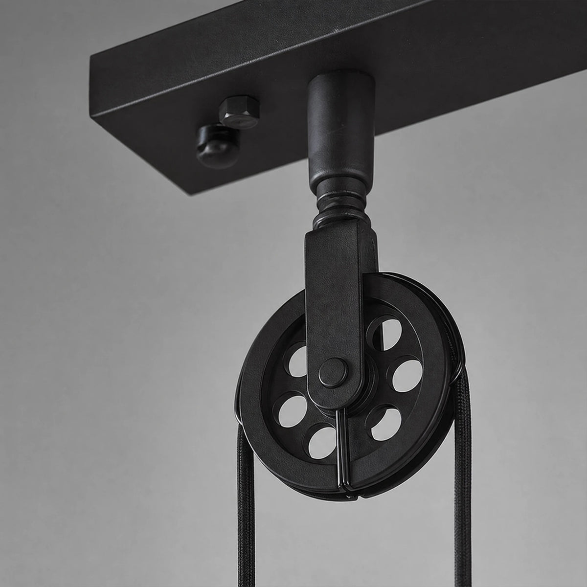 Suspension Industrielle Rétro à Poulies et Abat-jours Noirs - close-up détail matière