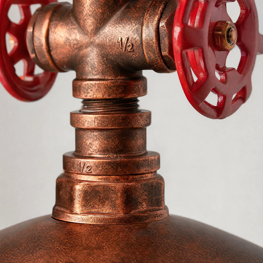 Suspension Industrielle Vintage à Robinets Rouges - close-up détail matière