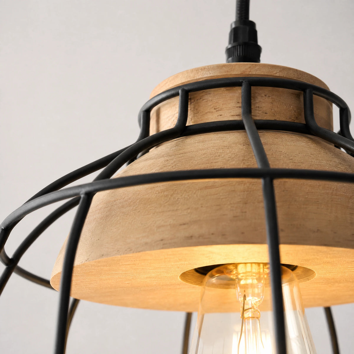 Suspension luminaire cage métal et bois industrielle - close-up détail matière