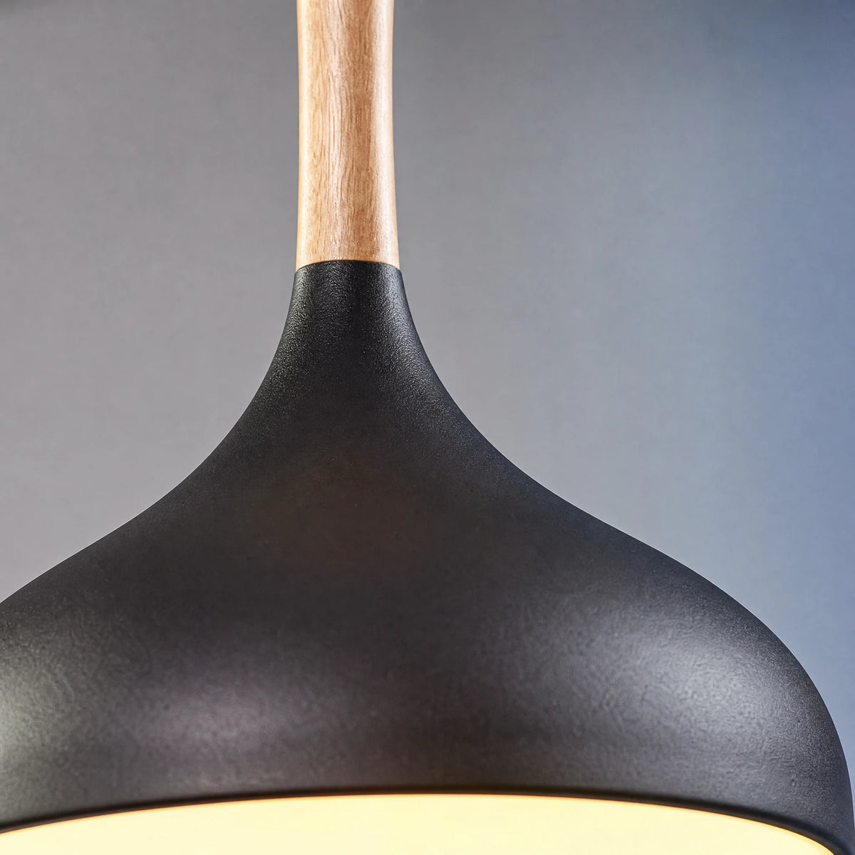 Suspension Noire Luminaire avec Détail Bois Naturel - close-up détail matière