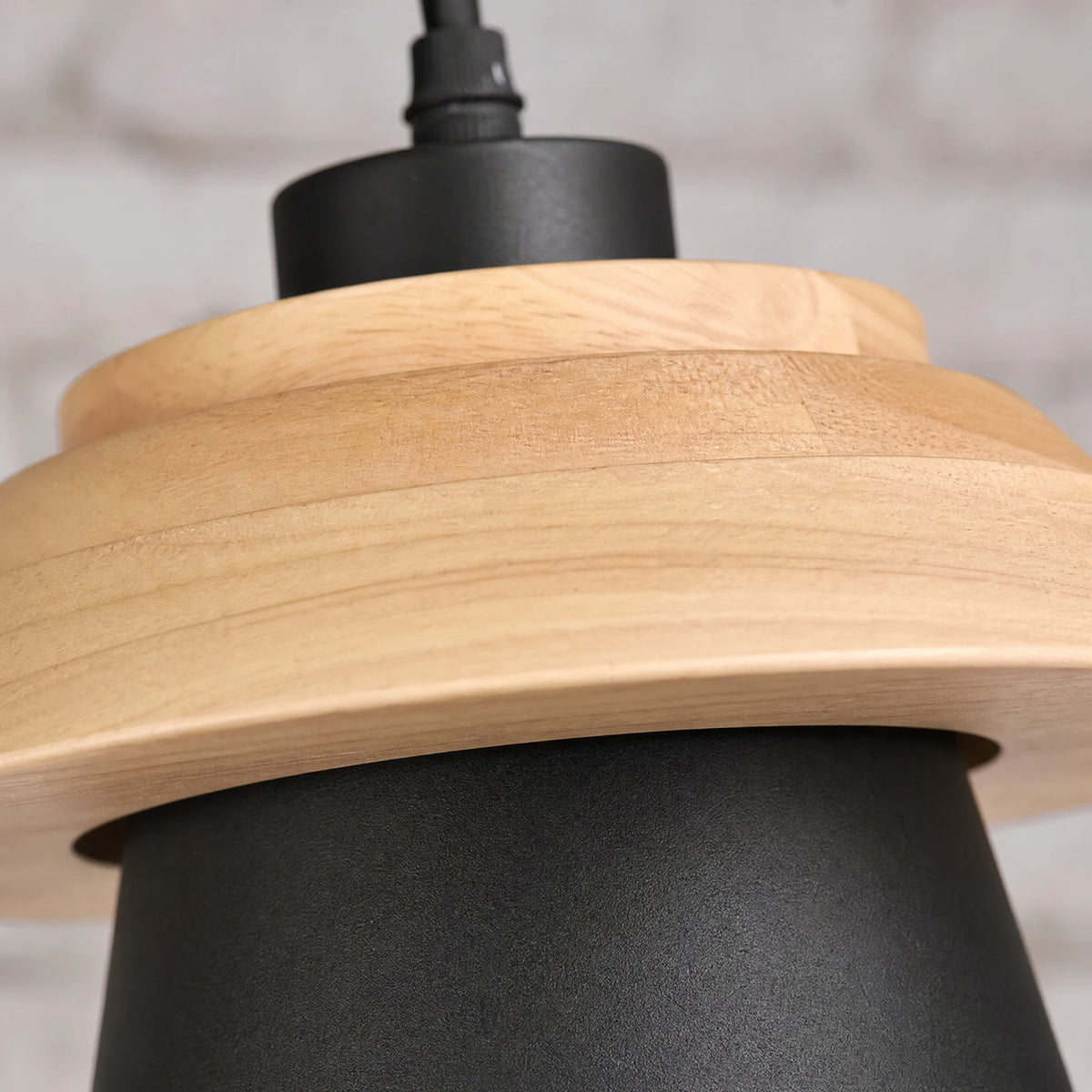 Suspension Scandinave Bois et Métal au Design Épuré - close-up détail matière