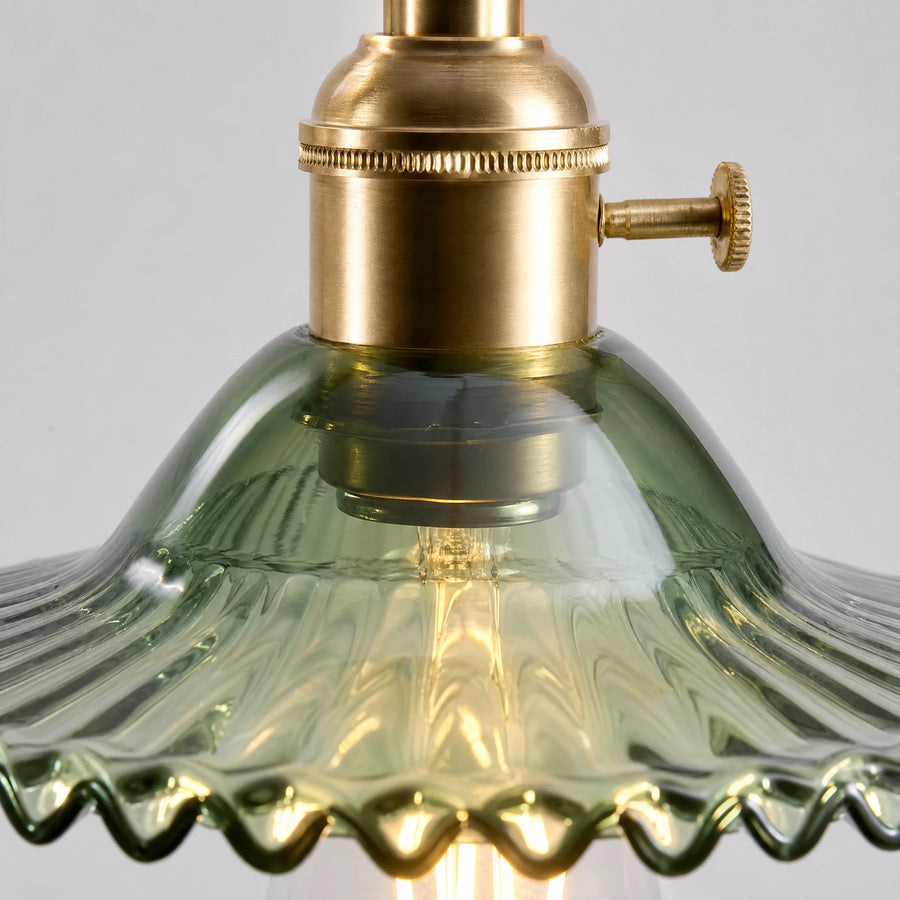 Suspension verre vintage à abat-jour plissé et douille laiton - close-up détail matière