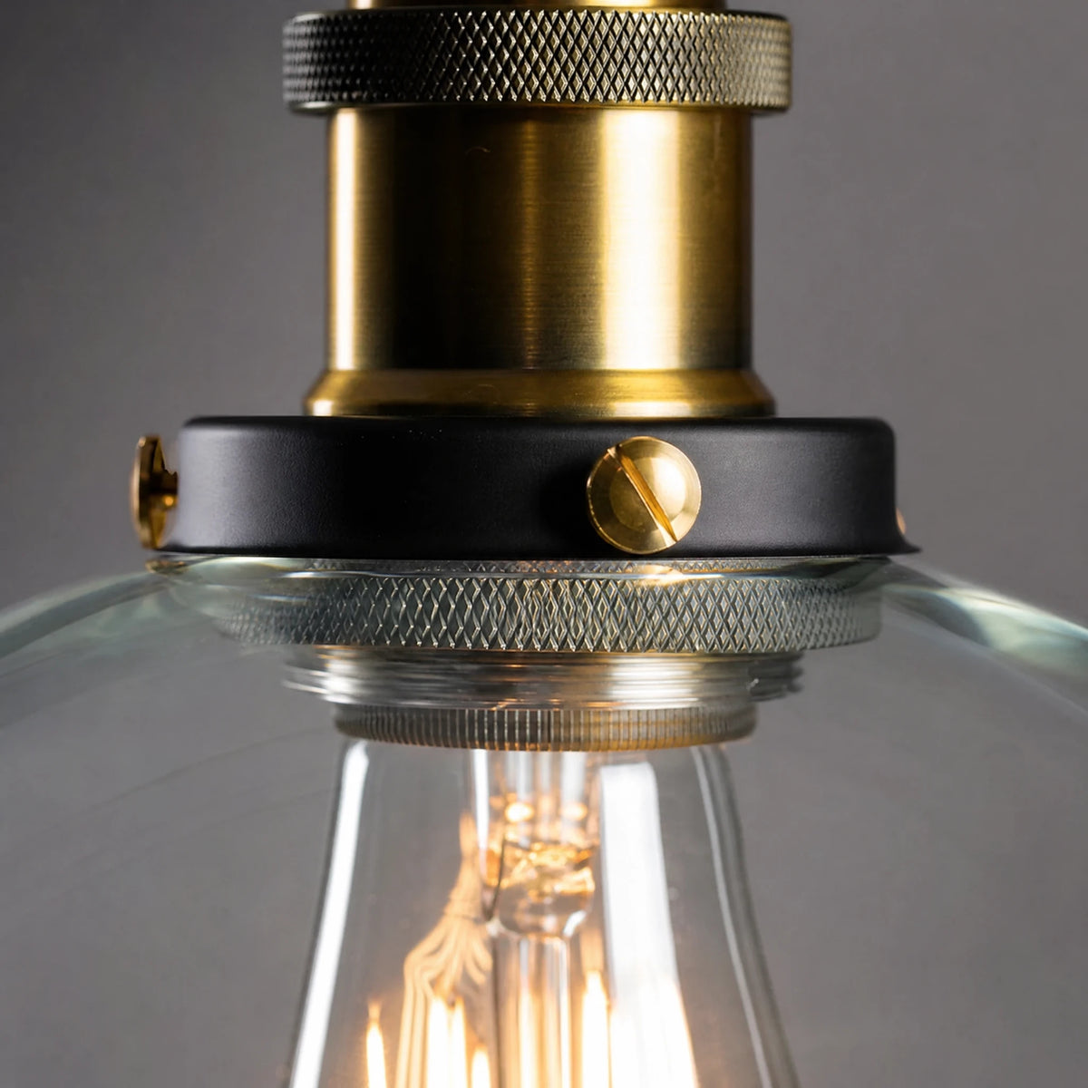 Suspension Verre Vintage à Globe avec Finition Laiton - close-up détail matière
