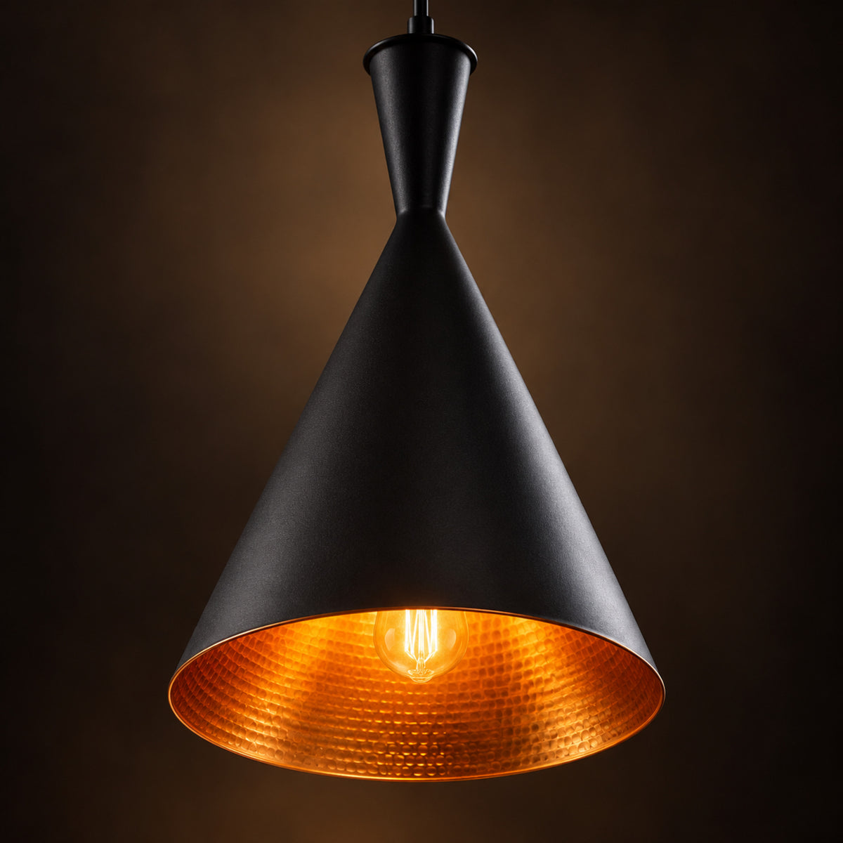 Gros plan sur l'intérieur cuivré et l'extérieur noir de la suspension vintage conique allumée Imagen