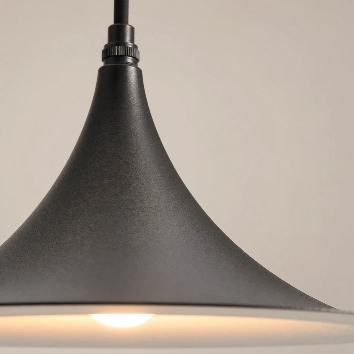 Suspension vintage design conique en aluminium noir ou gris - close-up détail matière