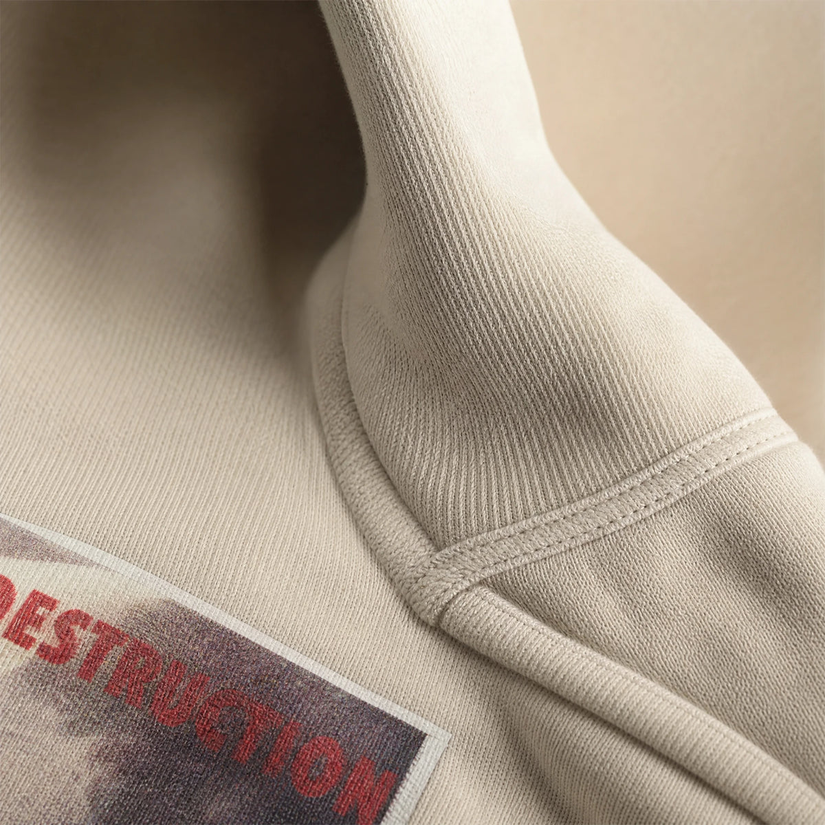 Sweat à capuche vintage avec impression artistique - close-up détail matière