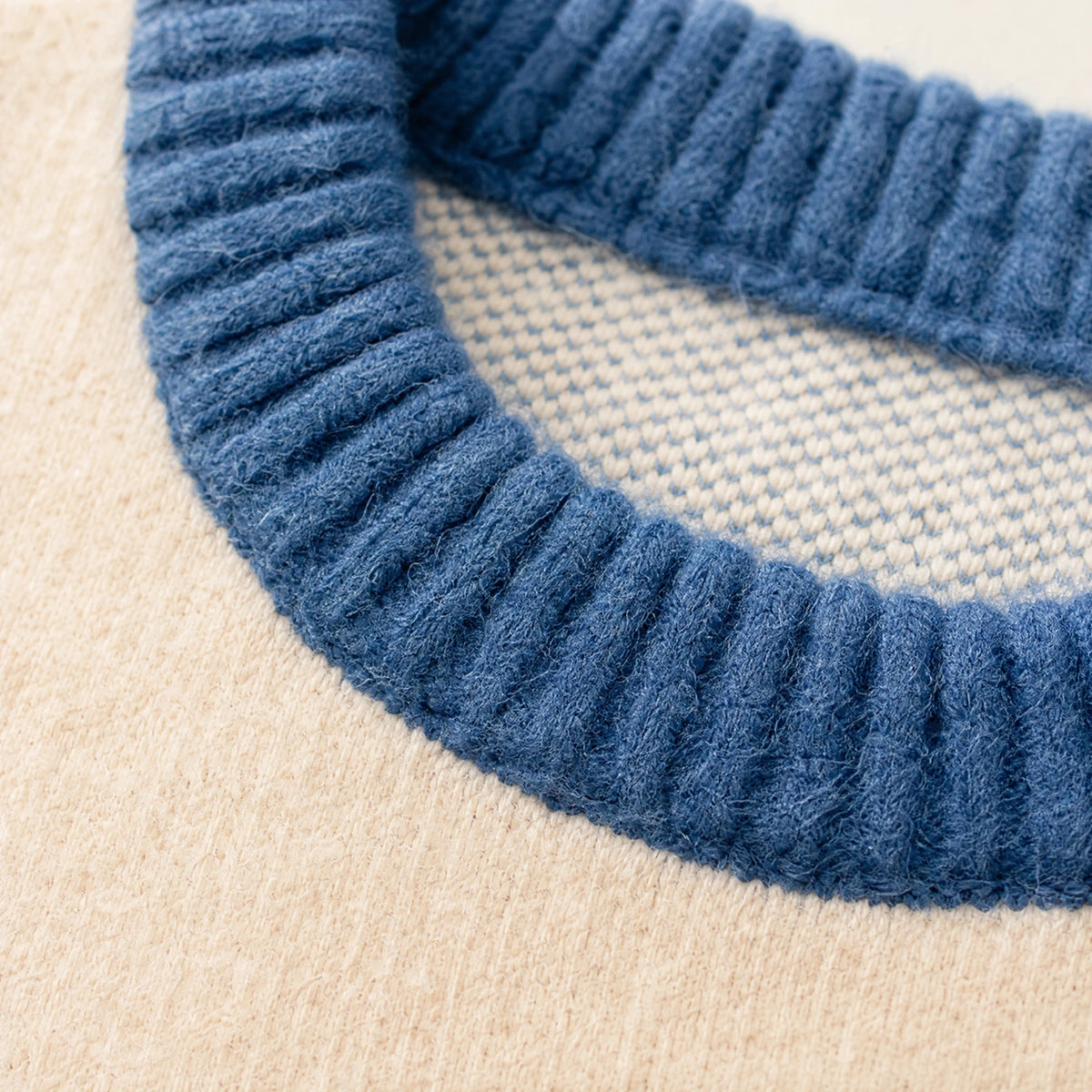 Sweat Blanc Bleu Vintage - close-up détail matière