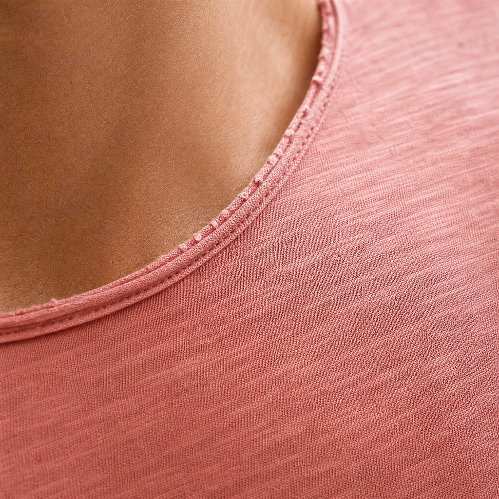 T-shirt vintage à manches courtes de couleur unie - close-up détail matière