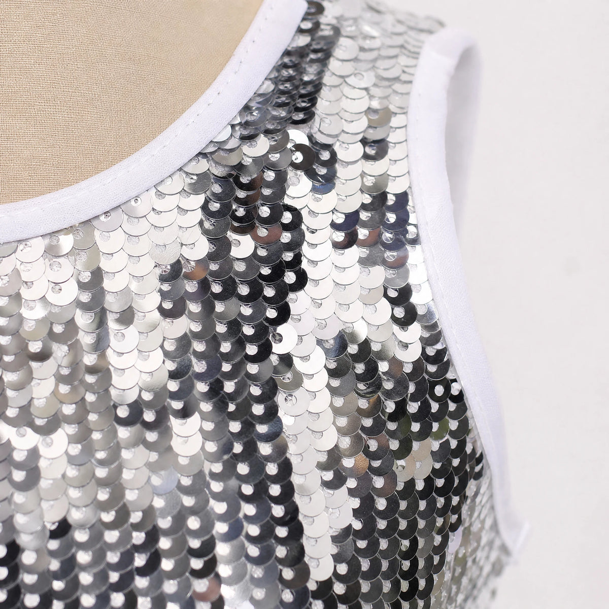 Tenue Disco Femme Argent et Blanc - close-up détail matière