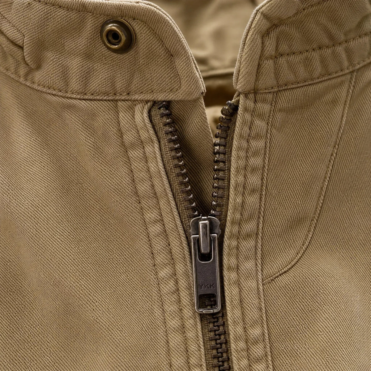 Veste cargo vintage en coton lavé à col montant - close-up détail matière