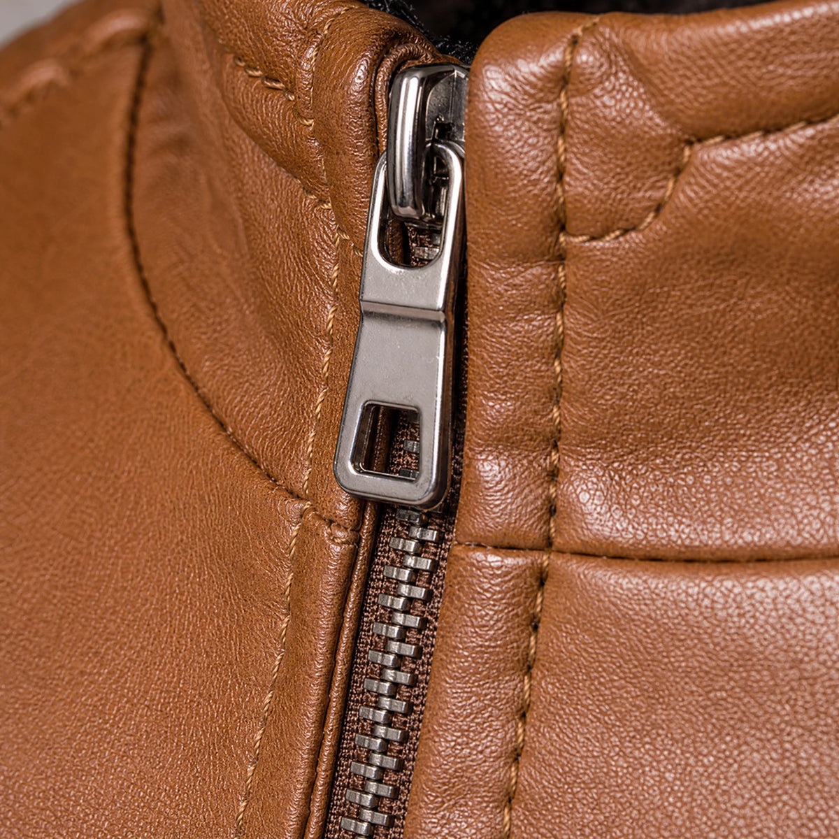 Veste Cuir Moto Vintage - close-up détail matière