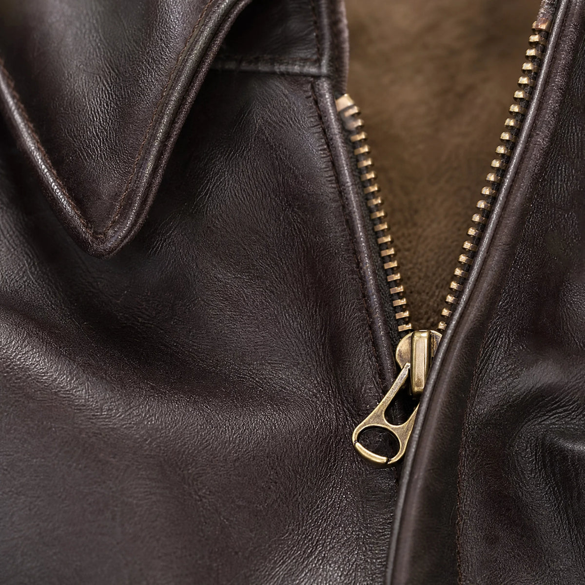 Veste en cuir Air Force à revers vintage - close-up détail matière