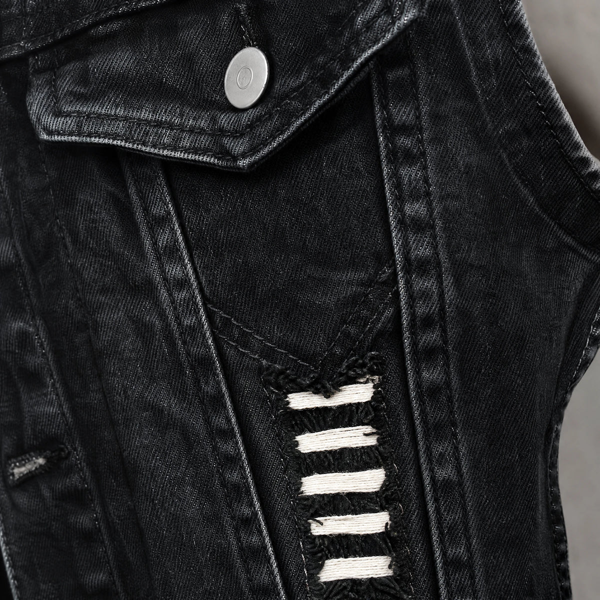 Veste en jean moto vintage imprimé tête de mort - close-up détail matière