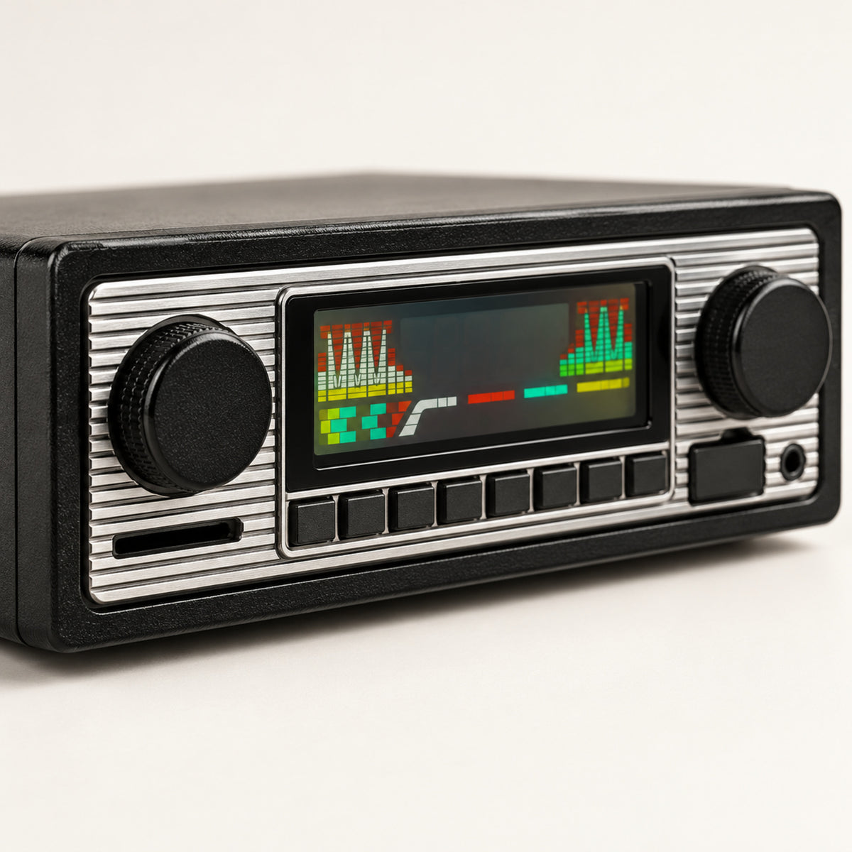 Gros plan sur la façade chromée striée, l'écran couleur et les touches de l'autoradio vintage bluetooth Imagen