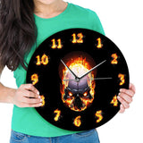 Reloj de pared vintage con calavera en llamas