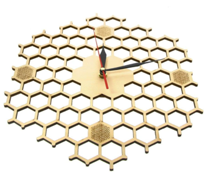 horloge-vintage-en-bois-inspiree-de-nid-dabeille