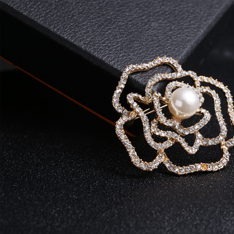 broches-en-perles-naturelles-vintage-creusees-de-diamants