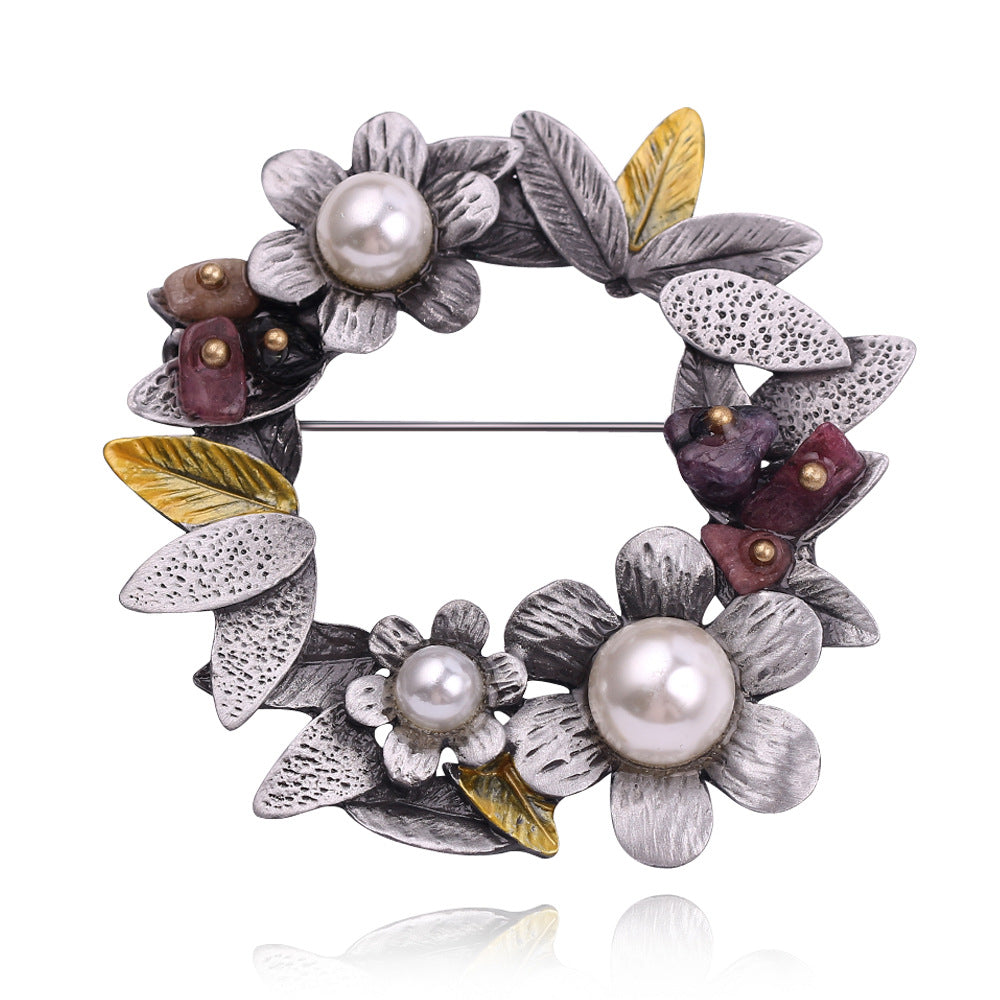 broche-couronne-de-perles-vintage-classique