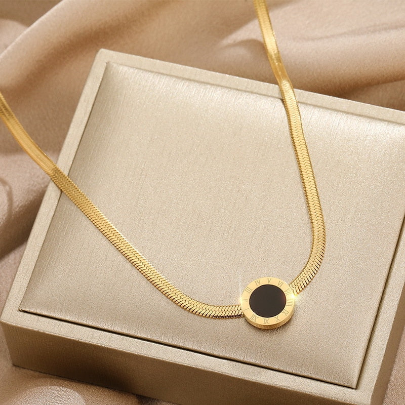 collier-annee-80-pendentif-orne-chiffres-romain