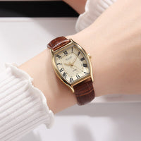    montre-femme-en-cuir-vintage