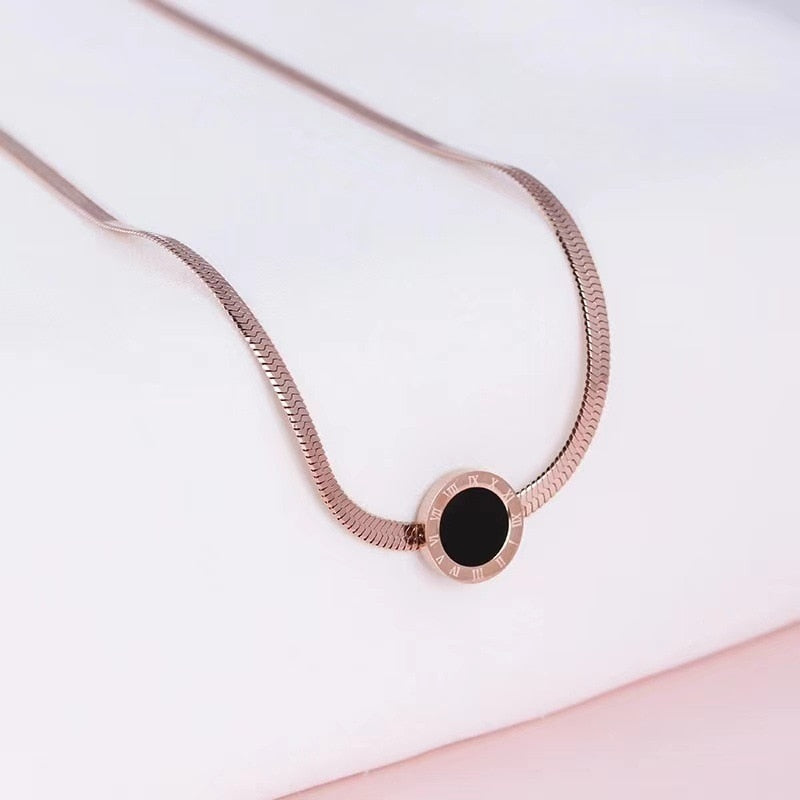collier-annee-80-pendentif-orne-chiffres-romain